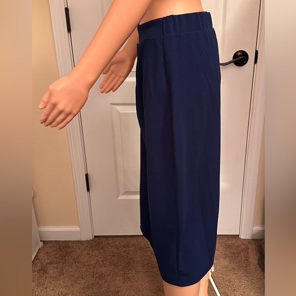 Royal navy two piece suit in a size XL.
Like new - Picture 8 of 9